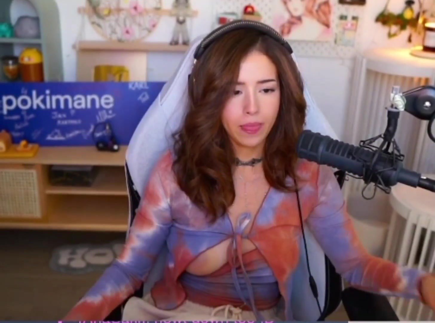 pokimane wardrobe malfunction